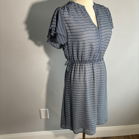 H&M Flutter Sleeve Dress, Dark Blue and white Pattern, V neck, SZ 10, li… - Picture 2 of 9